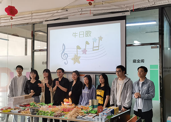 相親相愛一家親，祝深度網(wǎng)家人們生日快樂!